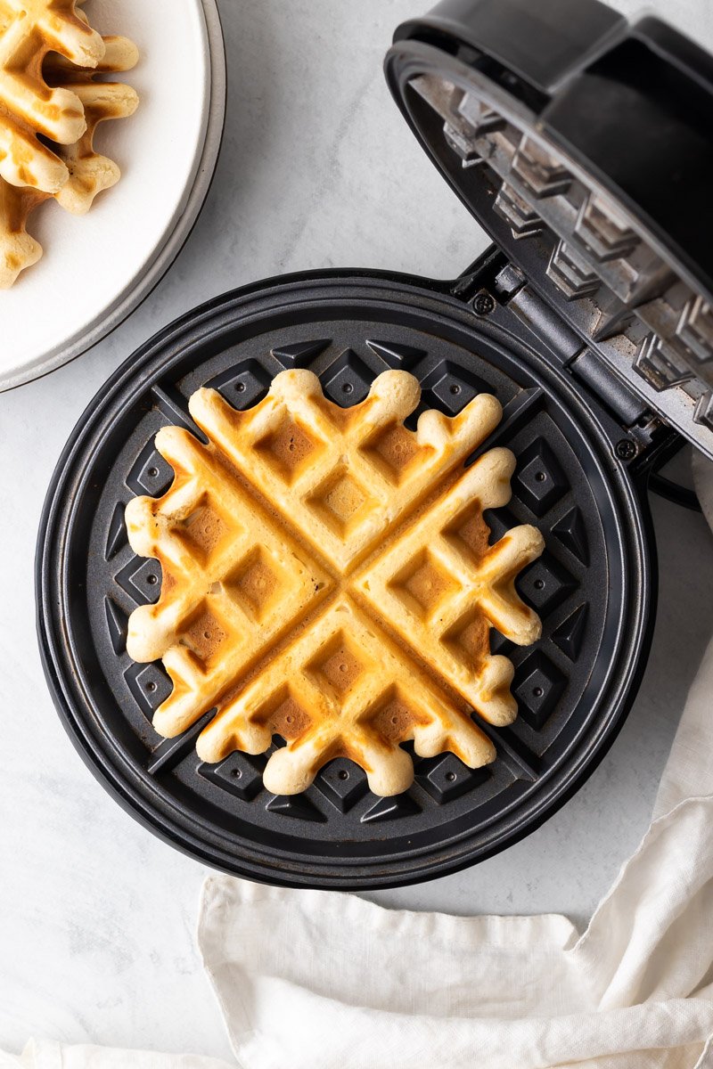 Fertige Waffel im Waffeleisen, von oben gesehen