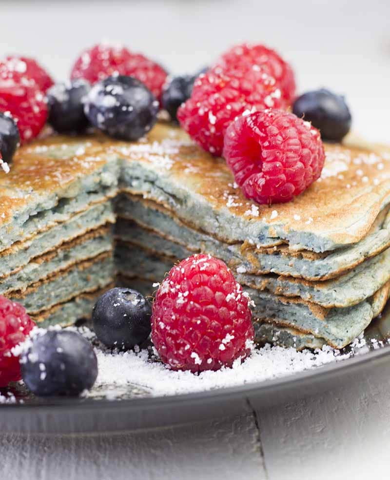 Nahaufnahme eines Stapels Pfannkuchen mit einem ausgeschnittenen Viertel